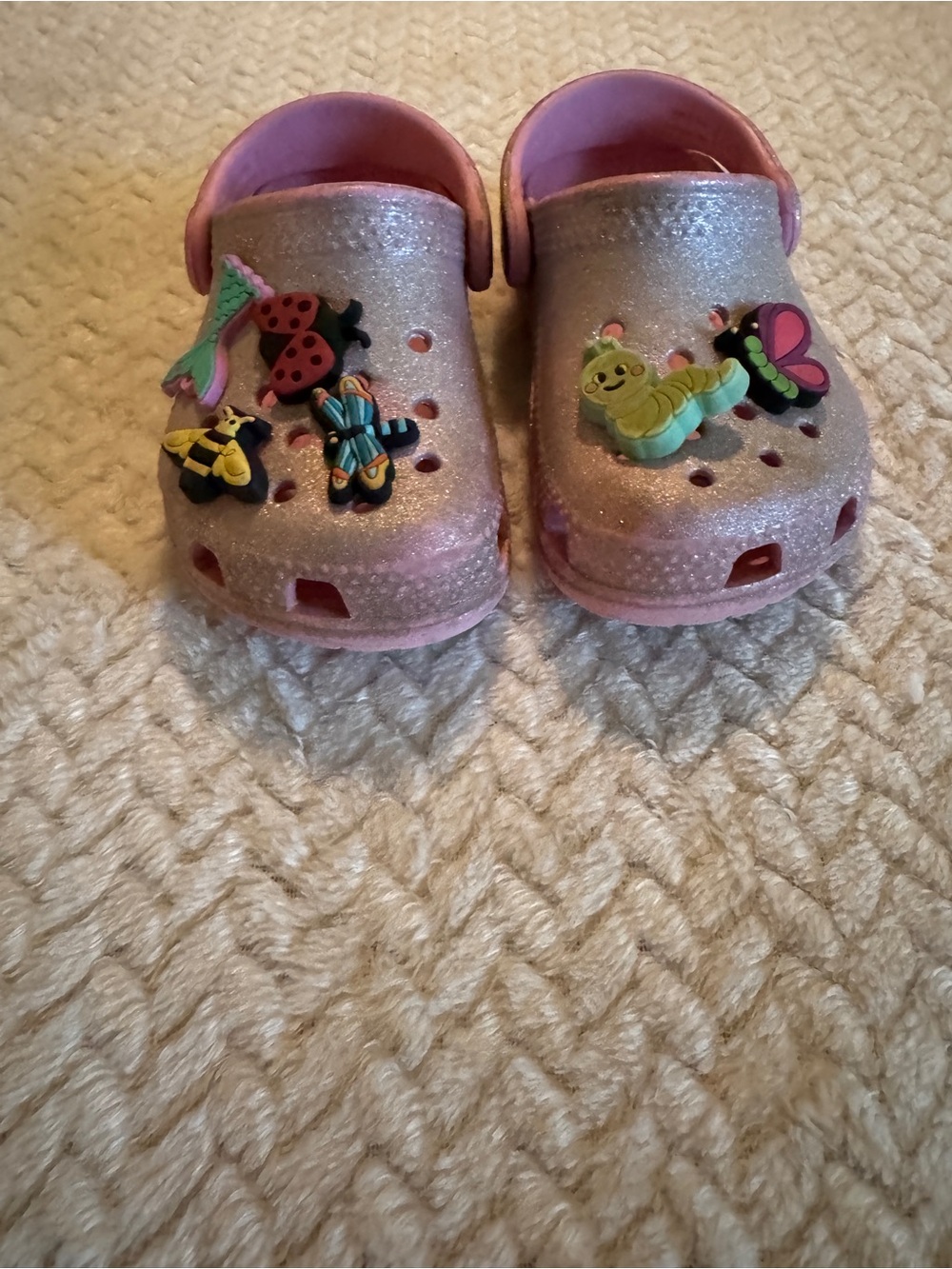 CROCS Kids Sparkle Pink Clog Shoes with Bug Charms Size 7 - Picture 2 of 11